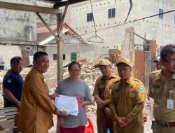 Beri Pelayanan Tanggap dan Efektif, Pj Wali Kota Pangkalpinang Serahkan Dokumen Kependudukan Korban Kebakaran – Pemerintah Kota Pangkalpinang