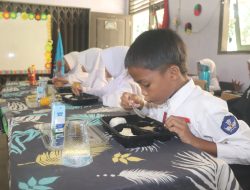 118 Paket Makan Siang Gratis Dibagikan di SDN 12 Pemali