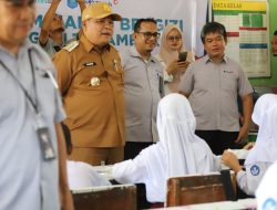Pj. Bupati Bagikan 163 Paket Makan Siang Gratis di SDN 14 Sungailiat