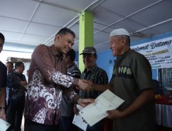 Pembagian Sertifikat Pendaftaran Tanah Sistematis Lengkap (PTSL) di Desa Riding Panjang, Merawang, Jum’at (24/01/2025).