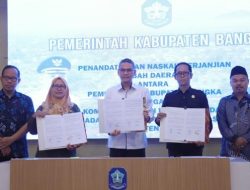 Penandatanganan NHPD antara Pemkab Bangka dengan KPU dan BAWASLU, Jumat (21/02/2025) di OR Parai Tenggiri Kantor Bupati Bangka.