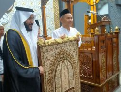 Kunjungan Imam dan juga Qari pembaca Al Quran dari Arab Suadi, Syaikh Abdurrahman Al-Ausy, ke Masjid Agung Sungailiat, Senin (24/03/2025).