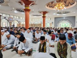 Plh. Sekda Bangka Sholat Idul Fitri Bersama Masyarakat Di Masjid Agung Sungailiat