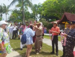 Penyambutan Penumpang Kapal Pesiar Paul Gauguin Cruise yang merapat di Pantai Parai Tenggiri, Kamis (3/4/2025).