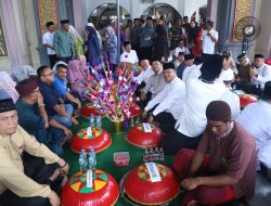 Perayaan Syukuran HUT Ke 259 Kota Sungailiat, diisi dengan acara Adat Nganggung di Masjid Agung Sungailiat, Selasa (29/4/2025)