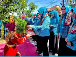 Tim penilai lomba kegiatan PKK Tk Provinsi melakukan penilaian di lingkungan Cenderawasi 1 kelurahan Sri Menanti Kecamatan Sungailiat, Selasa (17/6/2025)