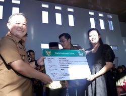 Penyerahan secara simbolis Kartu BPJS PBI (Penerima Bantuan Iuran) Kepada Masyarakat Kabupaten Bangka, di Kantor Camat Pemali, Selasa (17/06/2025)