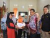 Pj Sekda Serahkan Santunan ASN Peduli dan KORPRI Babel ke Keluarga Alm. Andi
