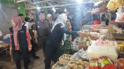 Wabup Debby Pantau Harga dan Persediaan Bahan Pokok di Pasar Terminal Toboali Bangka Selatan – DemokrasiBabel.com