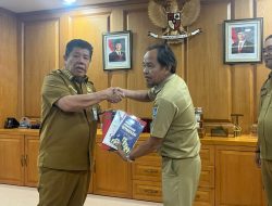 Beri Contoh, Gubernur Hidayat Sumbang Belasan Buku ke Perpusprov Babel