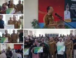 Bupati Bangka Tengah Serahkan 120 Kartu BPJS Ketenagakerjaan Program Jaket UMKM
