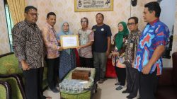 Empati dan Kebersamaan Berlanjut, Pj Sekda Fery Serahkan Tali Asih ASN Peduli Babel ke Istri Alm. Raju