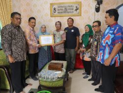 Empati dan Kebersamaan Berlanjut, Pj Sekda Fery Serahkan Tali Asih ASN Peduli Babel ke Istri Alm. Raju